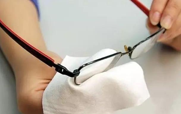 老花鏡防輻射眼鏡的作用、保養(yǎng)，你真的都懂嗎？