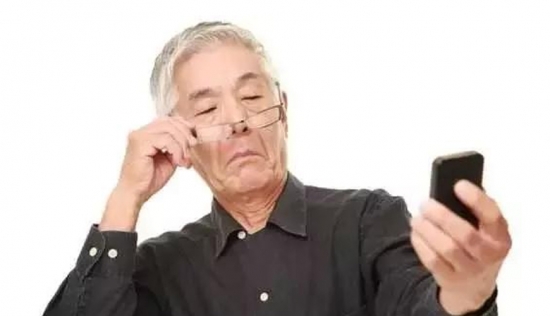 老花眼用手機(jī)發(fā)信息成了奢侈，六十歲的困惑看他怎么解決